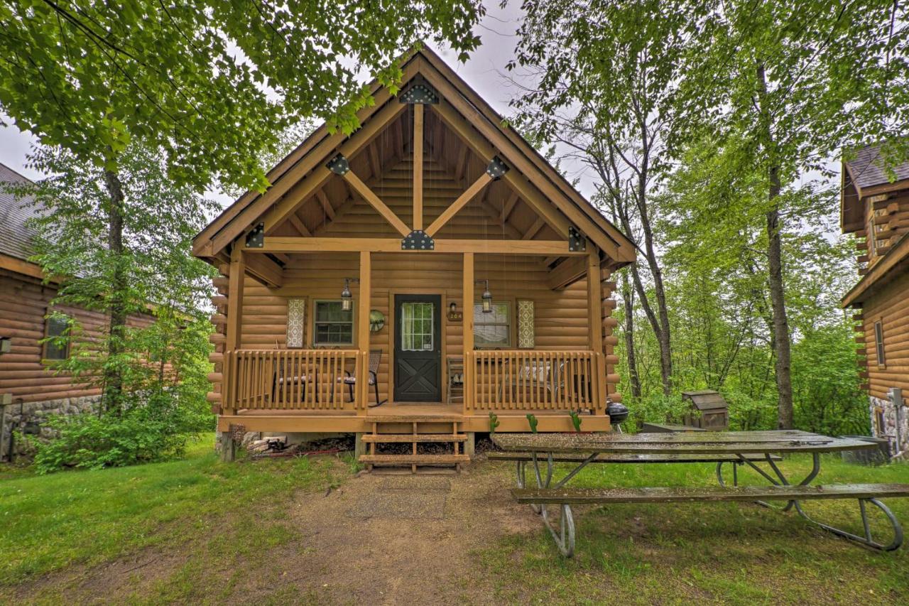 Cozy Retreat With Porch And Double Jj Resort Access! Rothbury Exterior photo