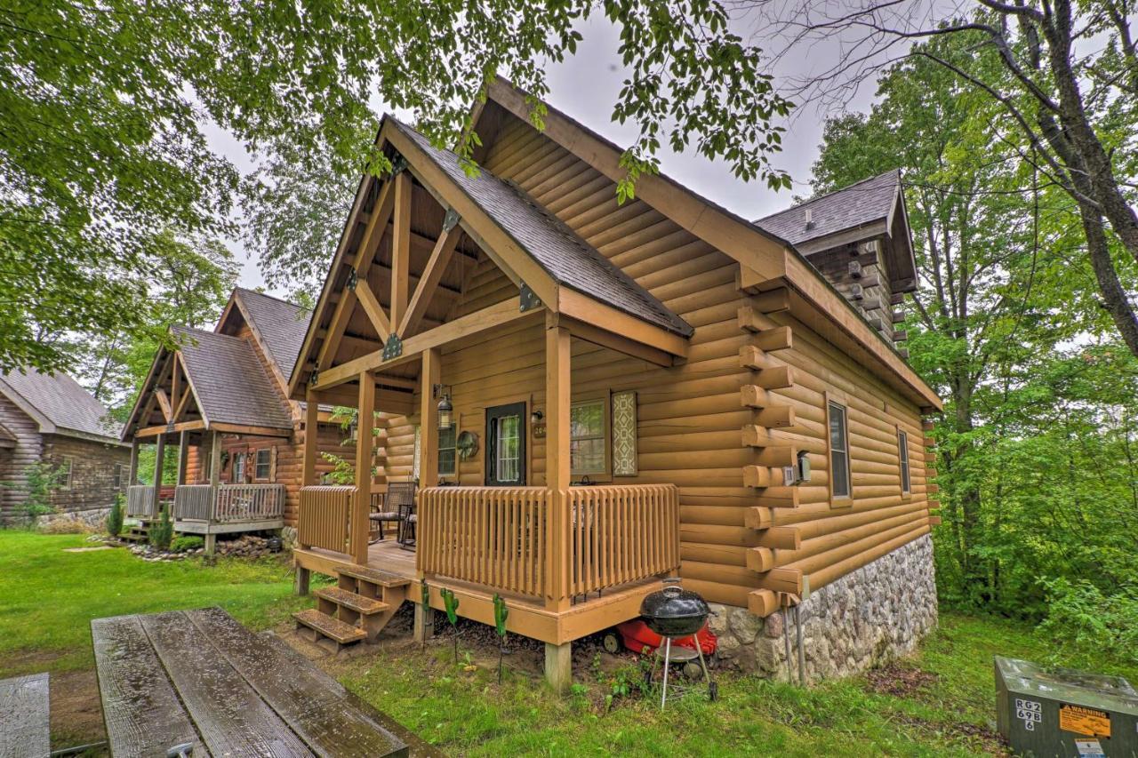 Cozy Retreat With Porch And Double Jj Resort Access! Rothbury Exterior photo