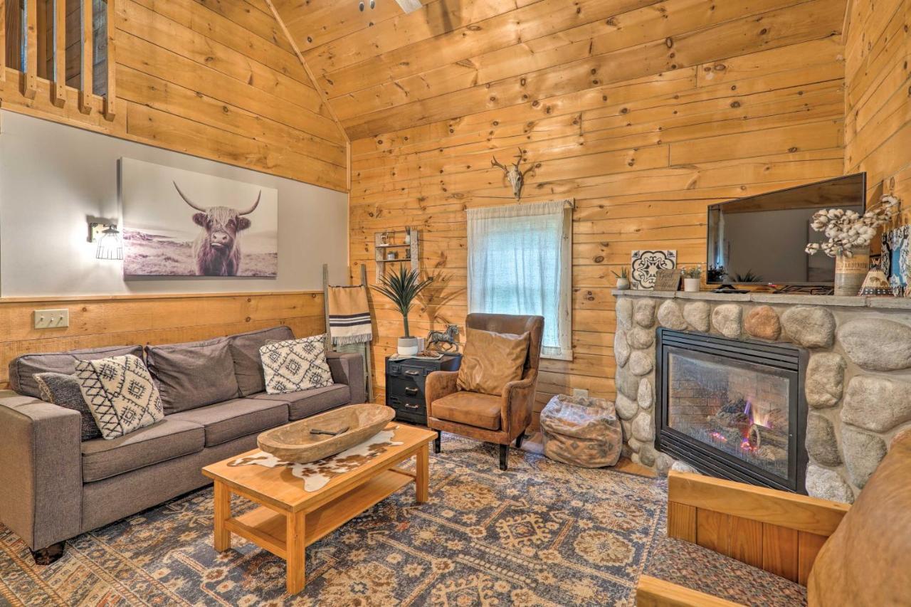 Cozy Retreat With Porch And Double Jj Resort Access! Rothbury Exterior photo