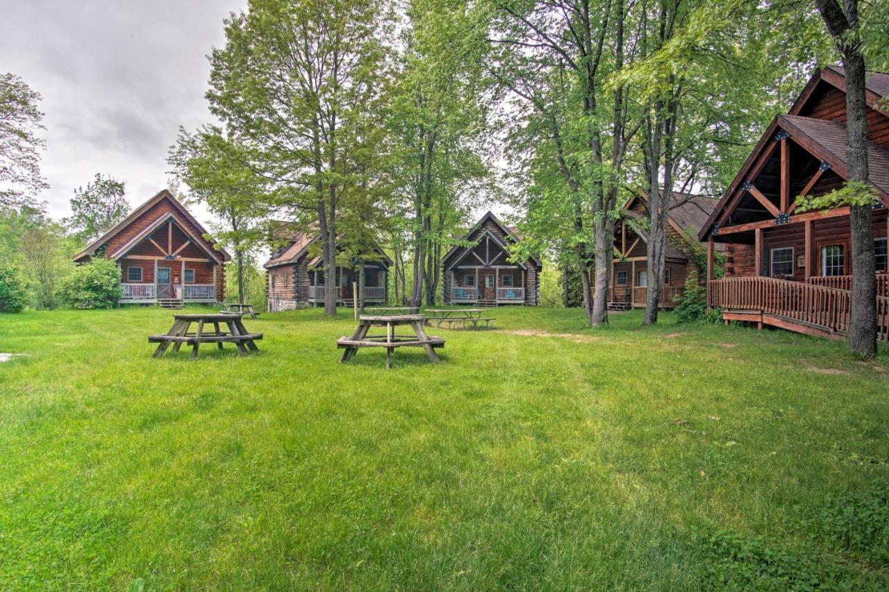 Cozy Retreat With Porch And Double Jj Resort Access! Rothbury Exterior photo